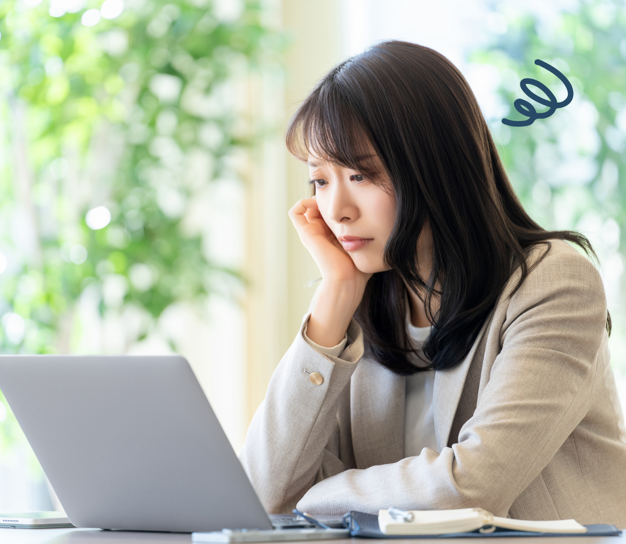 オフィスで空調の悩みを抱える女性