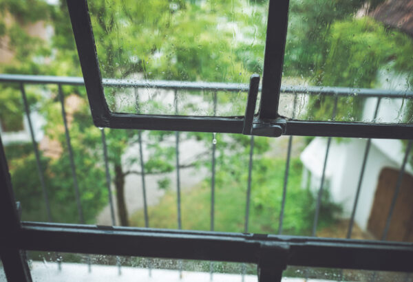 雨の日でも窓を開けて換気してもいいの？湿気対策をしながら換気する方法を解説