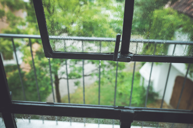「雨の日でも窓を開けて換気してもいいの？湿気対策をしながら換気する方法を解説」を公開しました。