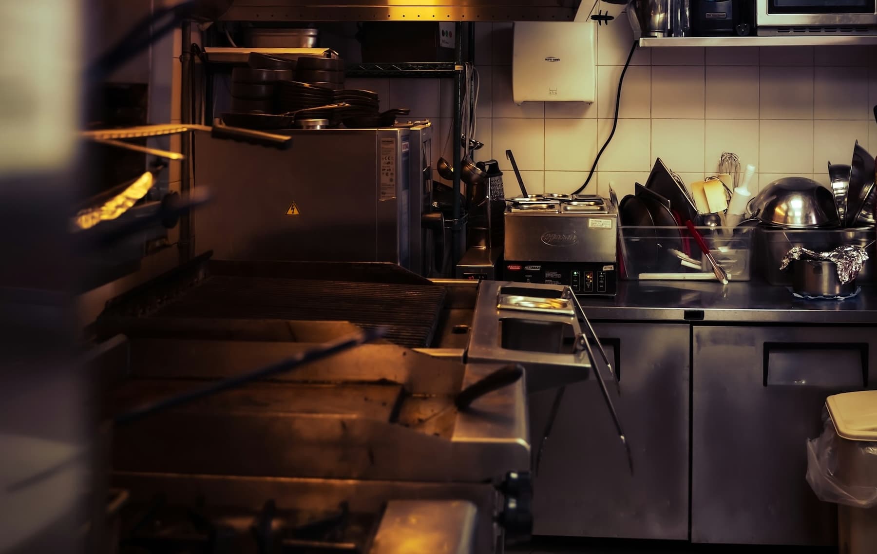 飲食店で必須となる厨房機器と什器の種類