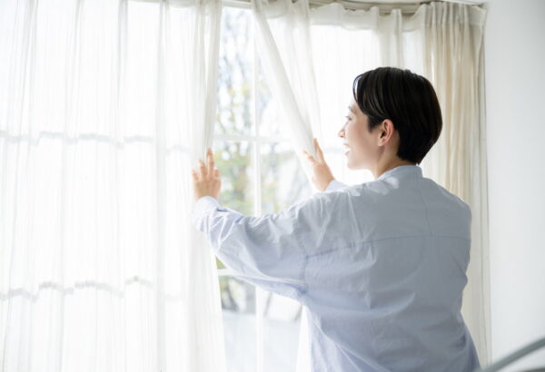 インフルエンザ感染対策に換気は必須！換気方法や低温・乾燥対策についても解説