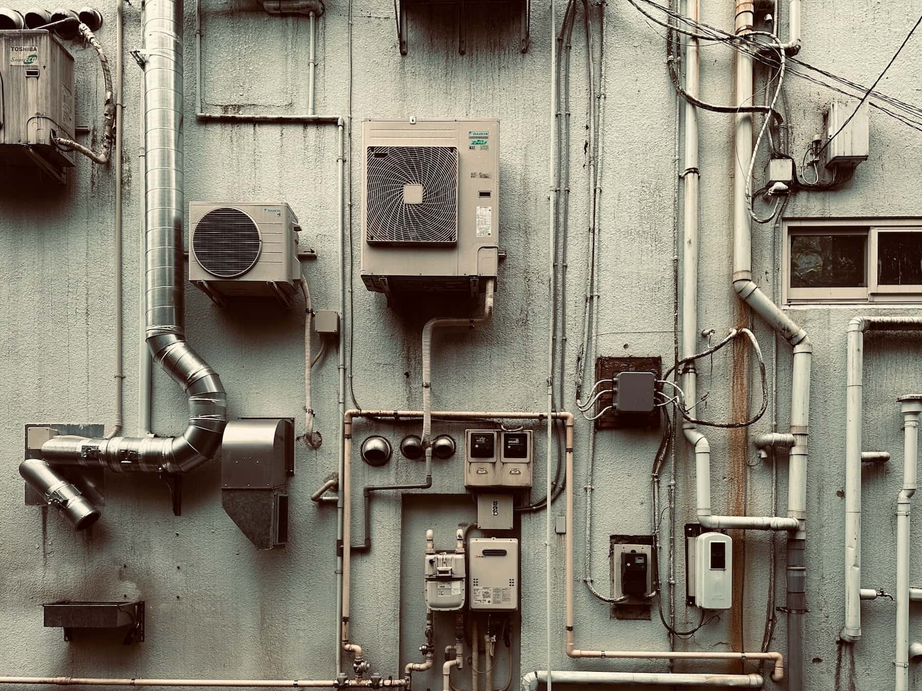 業務用エアコンの電気工事はなぜ資格必須なのか