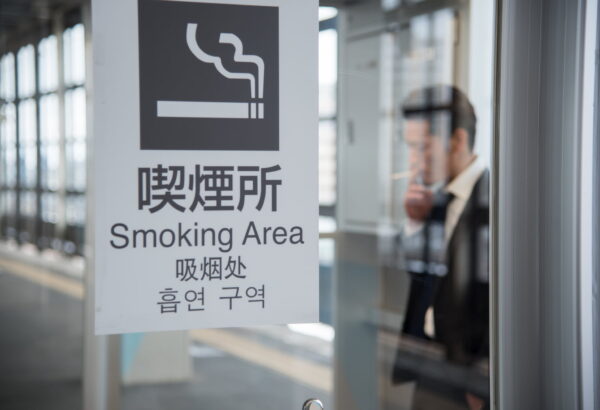 健康増進法で喫煙可能な場所とは？店内やオフィス内の喫煙所について解説