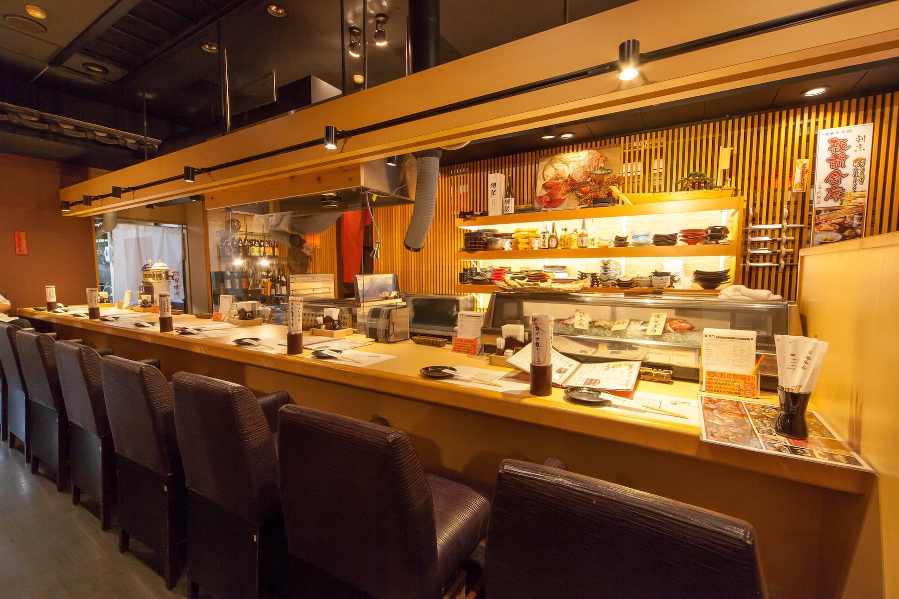 顧客満足度を左右するカウンターの設計基準