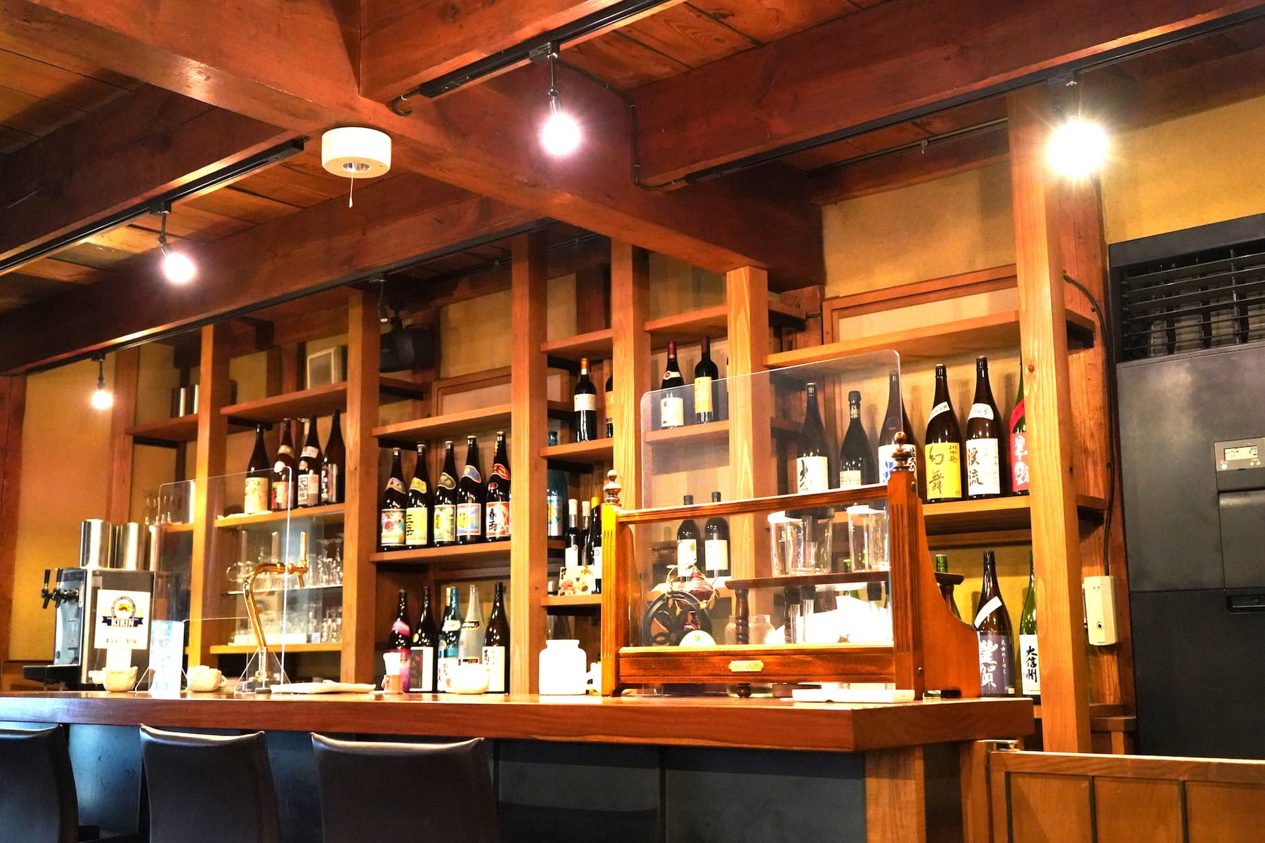 和の情緒を醸成する自然素材と仕上げの選定