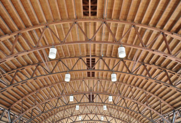 特定天井とは？既存不適格や対象となる建築物、特定天井を設ける場合の基準を解説