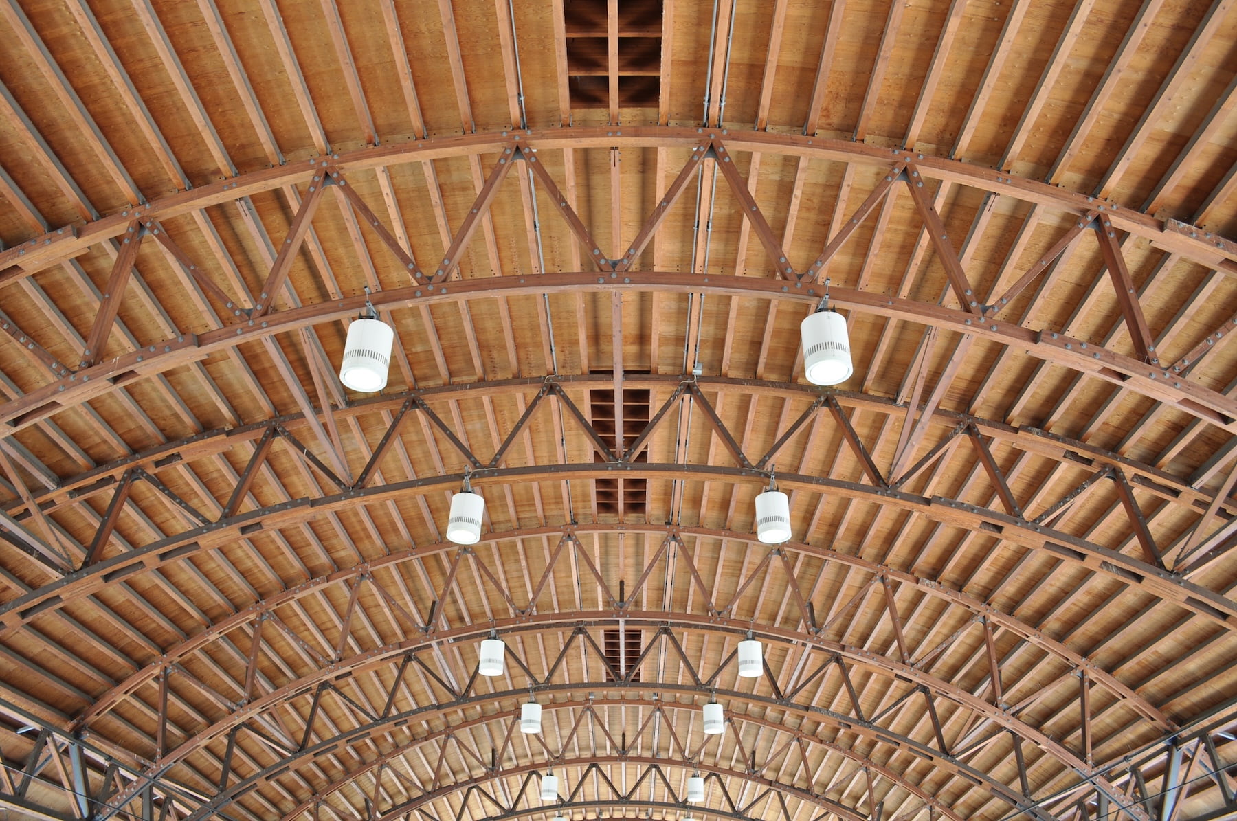 特定天井とは？既存不適格や対象となる建築物、特定天井を設ける場合の基準を解説