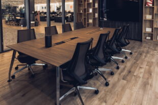 会議室の音漏れに困っていませんか？情報を漏らさないための防音対策について解説