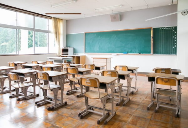 学校環境衛生基準とは？換気基準や最適な換気環境について解説