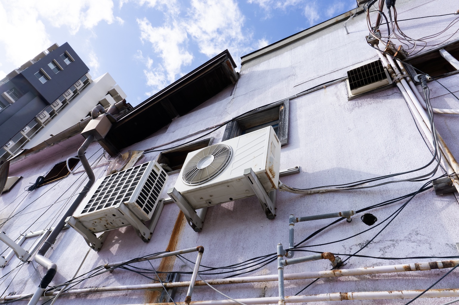 既存不適格建築物の内装工事はどうする？遡及適用と緩和条件と経過処置について解説